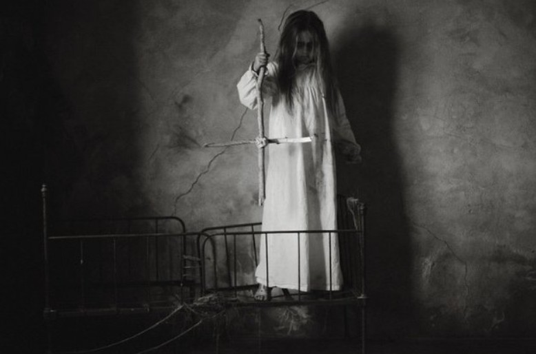 Haunted house theme escape room